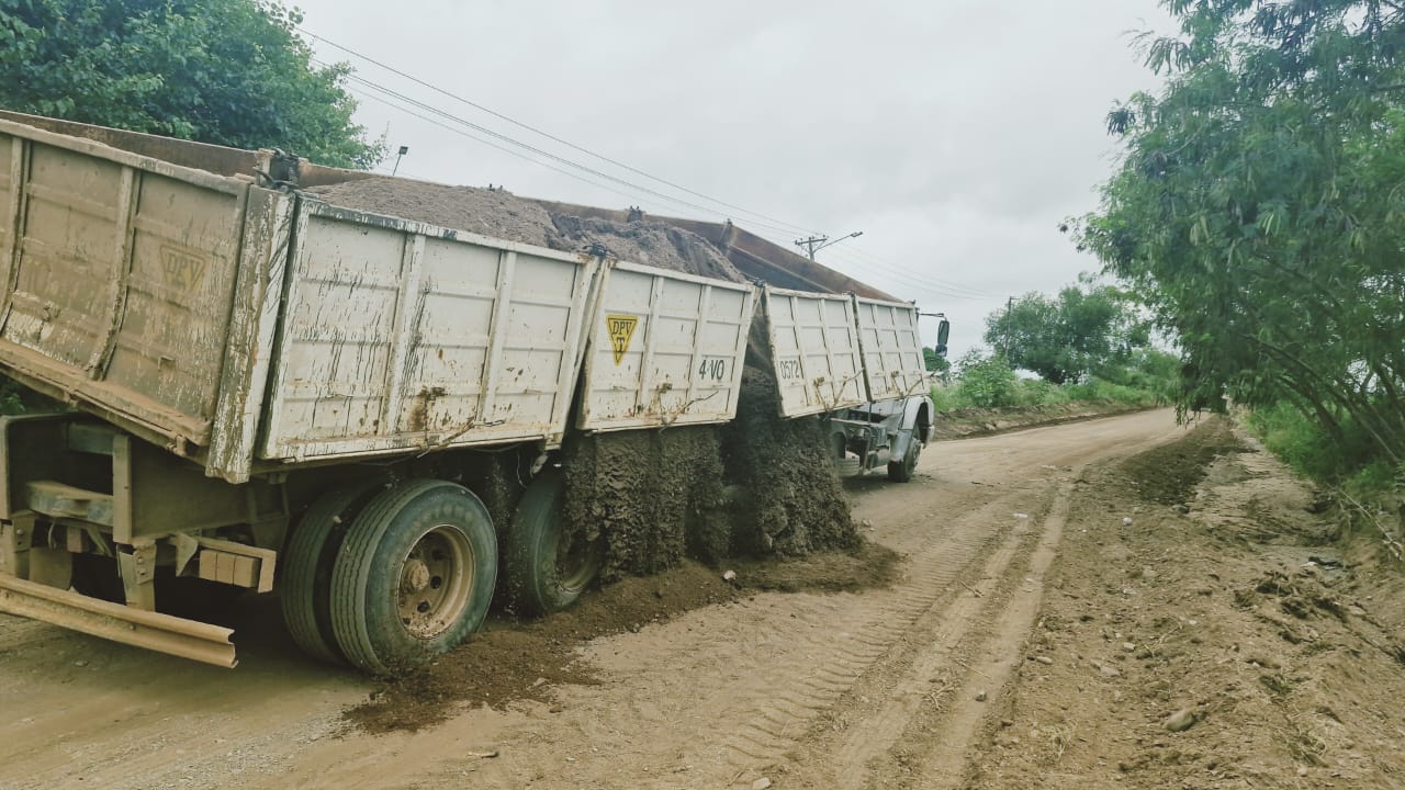Ruta Provincial N° 337: Rellenos de socavones en el camino, para restablecer transitabilidad. Reacondicionamiento del camino con aporte de material granular.
