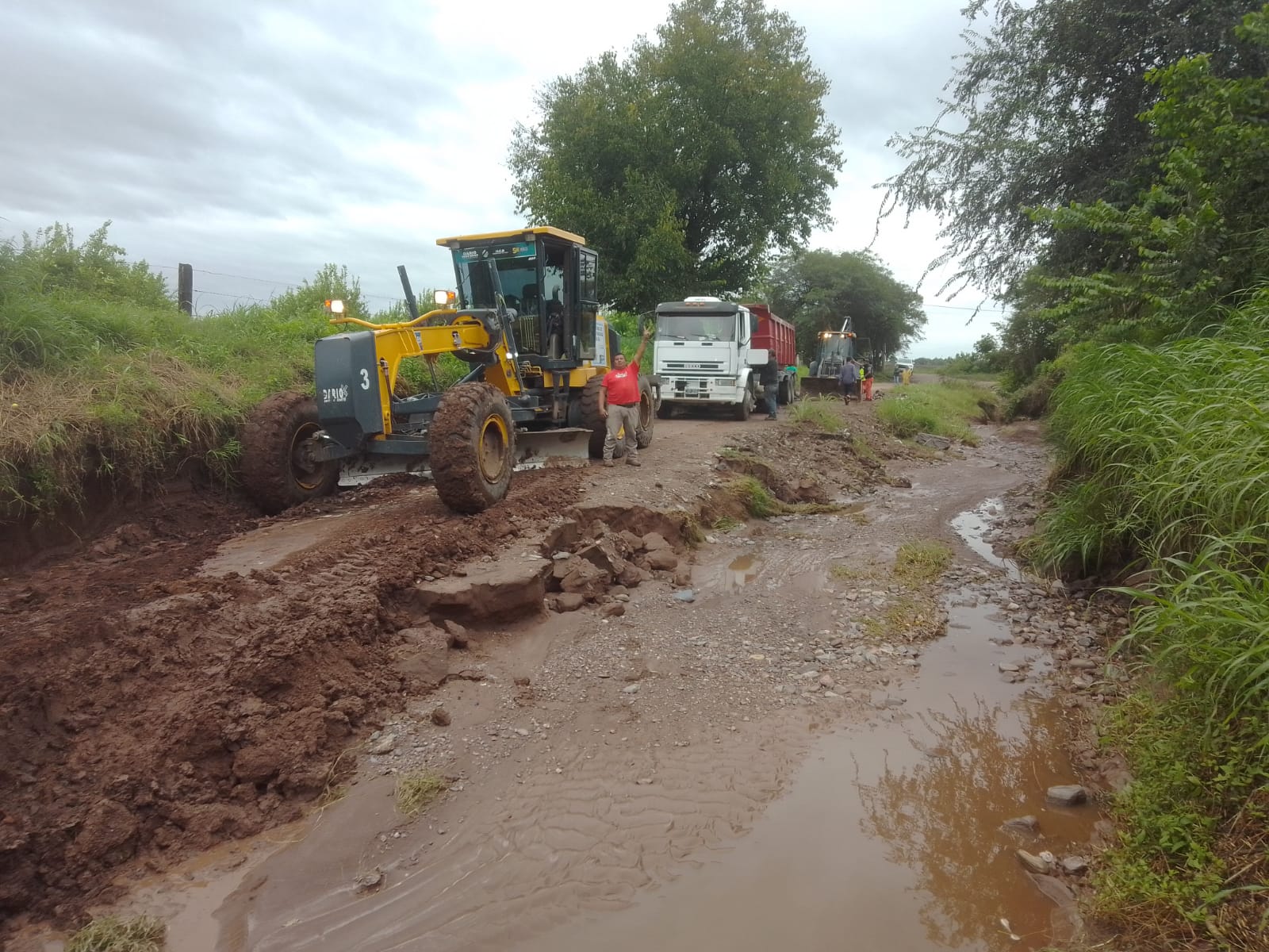 Ruta Prov N° 337. La Cruz de arriba, se esta trabajando para dar transitabilidad.