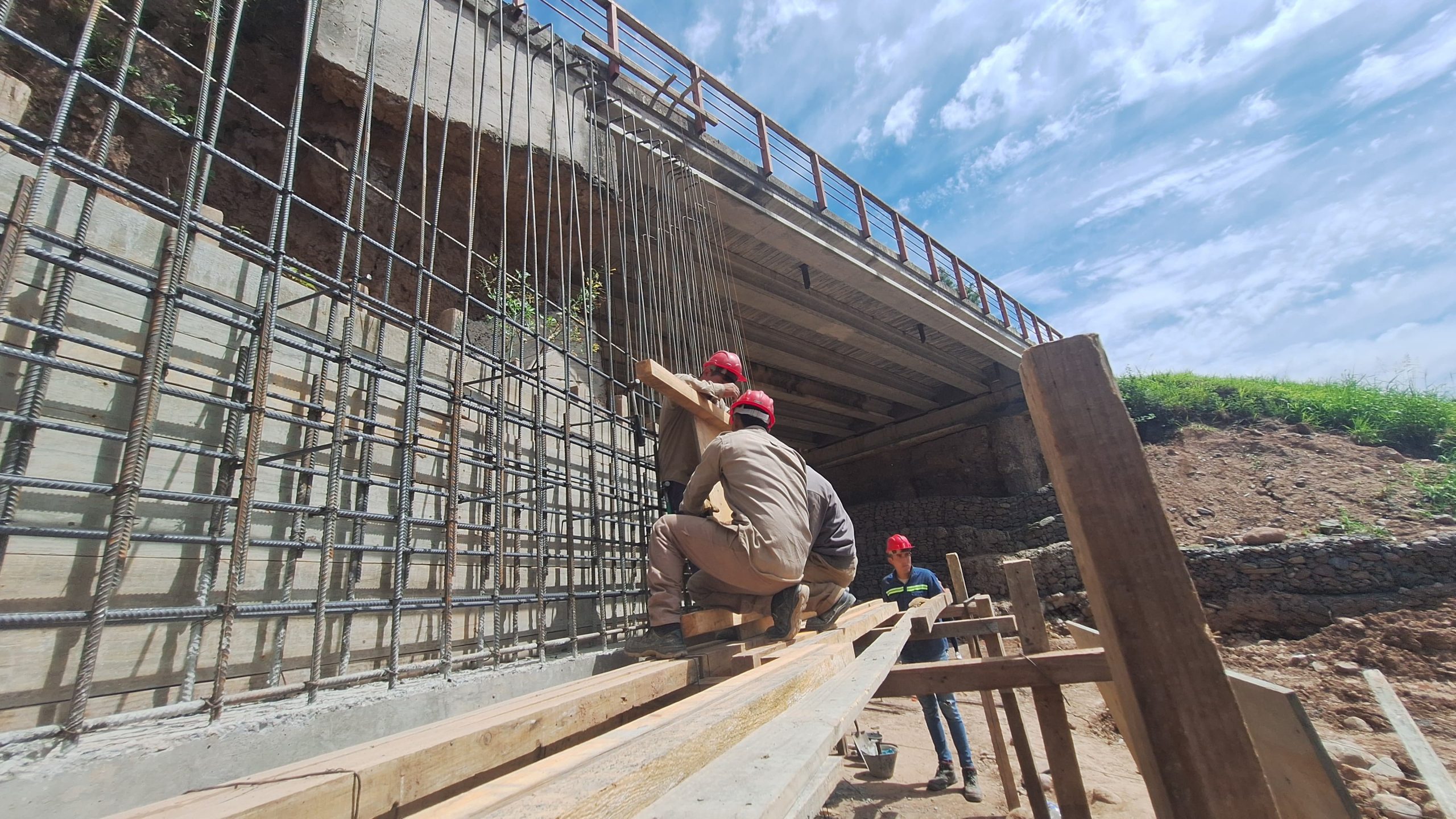Reparación del puente sobre Arroyo Taruca Pampa