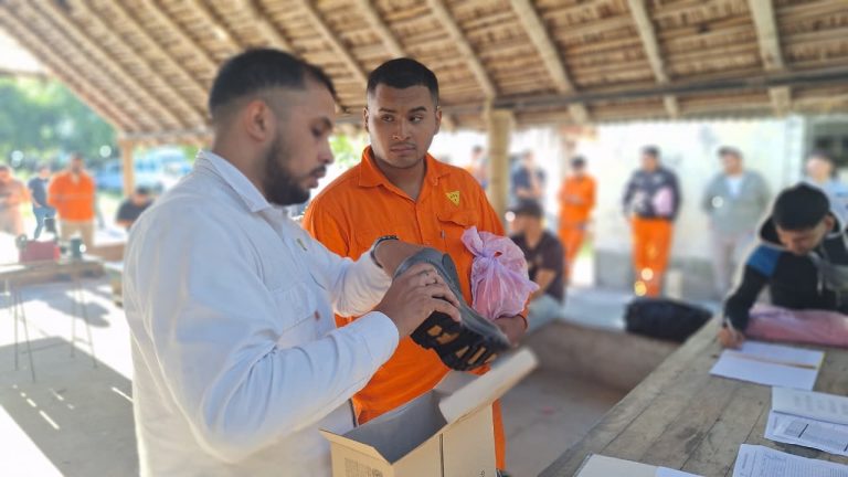 Entrega de uniformes y equipos de protección en el Campamento San Felipe